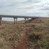 Imagen del pantano de La Cabezuela, atravesado por el puente de la carretera de Valdepeñas a Cózar