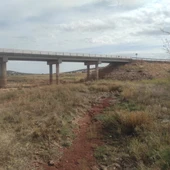 Imagen del pantano de La Cabezuela, atravesado por el puente de la carretera de Valdepeñas a Cózar Imagen del pantano de La Cabezuela, atravesado por el puente de la carretera de Valdepeñas a Cózar
