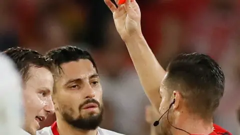 Del Cerro Grande muestra tarjeta roja a Ivan Rakitic en presencia de Alex Telles. Del Cerro Grande muestra tarjeta roja a Ivan Rakitic en presencia de Alex Telles.
