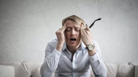 Imagen de archivo de un hombre cansado