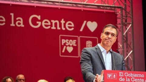 S&aacute;nchez durante un acto de partido en Baza (Granada)