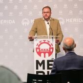 El alcalde de Mérida recalca que no pueden existir dos asociaciones de vecinos en una misma barriada