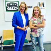 La presidenta de la FEHM, María Frontera, posa junto a la periodista Elka Dimitrova en los estudios de Onda Cero Mallorca, tras regresar de la WTM de Londres