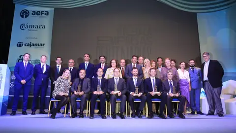 Cámara, AEFA, Diputación y Ayuntamiento de Alicante y Cajamar reconocen la labor de las empresas centenarias de la provincia de Alicante Foto de familia de la gala.