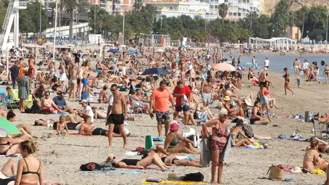 Gente en la playa en Alicante Persona física: Alicante es la provincia en la que más hombres se llaman Semen