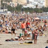 Gente en la playa en Alicante