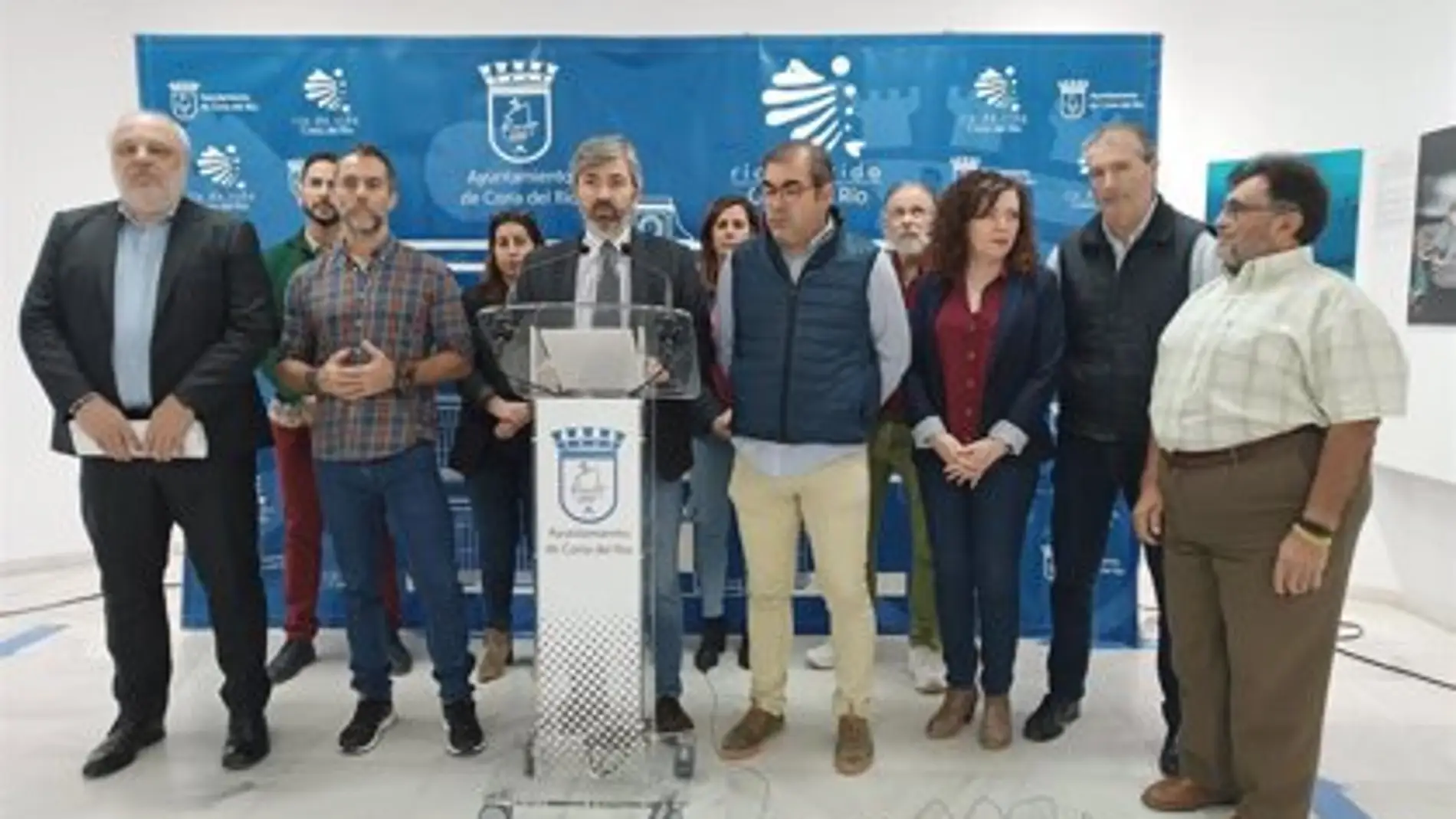 El alcalde de Coria, Modesto González, en el centro de la imagen arropado por miembros de su equipo de Gobierno.
