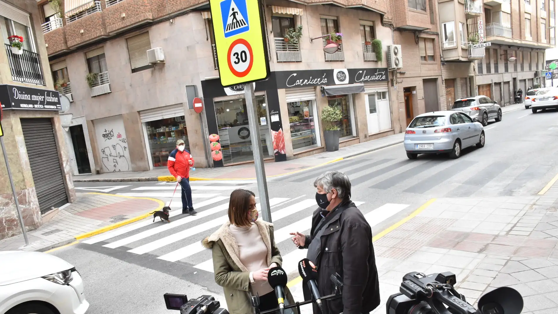 Esther Diez, concejala de Movilidad en el Ayuntamiento de Elche en la calle Ángel, en una imagen de archivo.