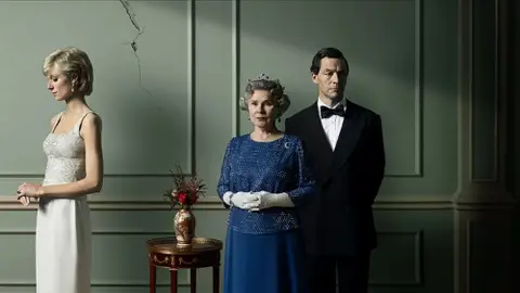 Elizabeth Debicki, Imelda Staunton y Dominic West, en una imagen promocional de la serie 'The Crown' Elizabeth Debicki, Imelda Staunton y Dominic West, en una imagen promocional de la serie 'The Crown'