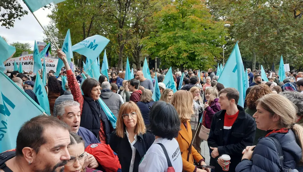 Miles de personas se manifiestan en Madrid para defender la Sanidad Pública Miles de personas se manifiestan en Madrid para defender la Sanidad Pública