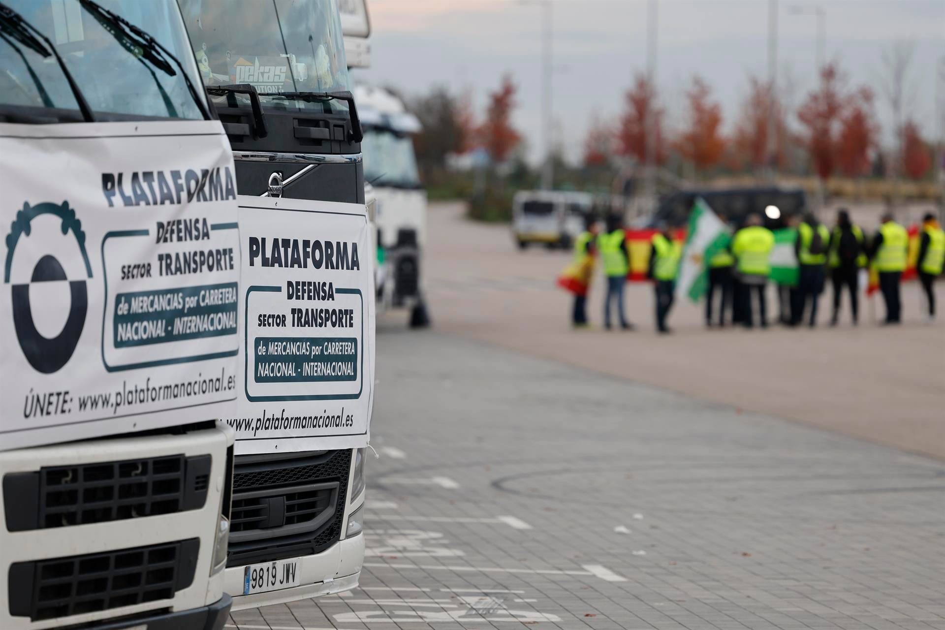 Los transportistas se suman a las protestas de los agricultores y convocarán un paro indefinido Los transportistas se suman a las protestas de los agricultores y convocarán un paro indefinido