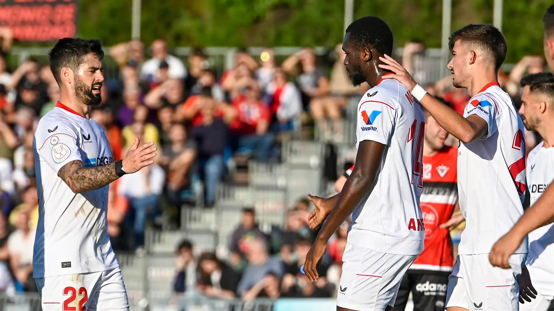 Los jugadores del Sevilla celebran un gol durante el partido de la Copa del Rey, este domingo, en las instalaciones deportivas municipales de La Maruca en la localidad cántabra de Maliaño Los jugadores del Sevilla celebran un gol durante el partido de la Copa del Rey, este domingo, en las instalaciones deportivas municipales de La Maruca en la localidad cántabra de Maliaño