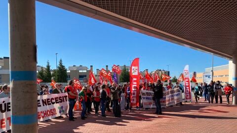Concentraci&oacute;n a las puertas del Hospital Universitario de Torrej&oacute;n