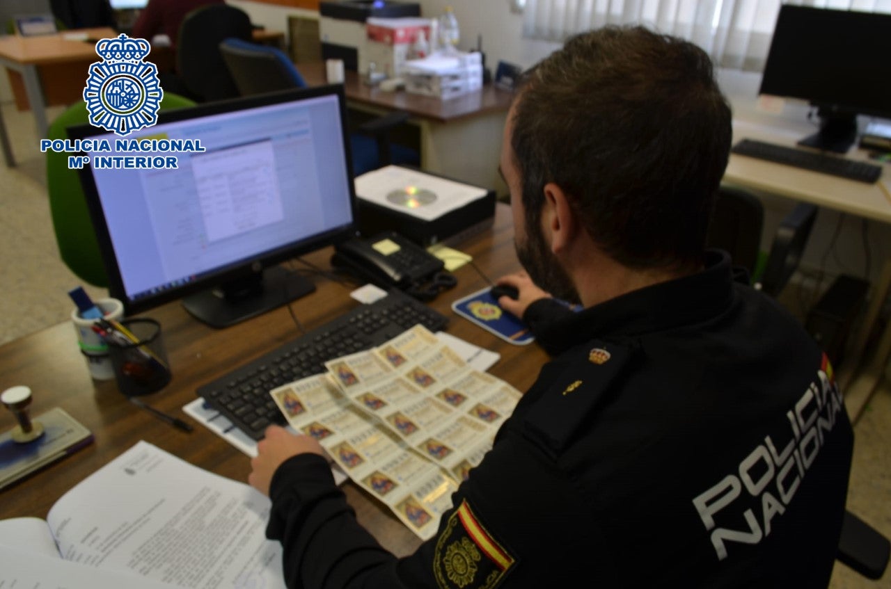 Recuperan 20 décimos de la Lotería de Navidad y 400 euros Recuperan 20 décimos de la Lotería de Navidad y 400 euros