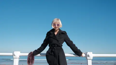 La actriz y directora María de Medeiros posa en la playa de San Lorenzo durante el 60 Festival de Gijón La actriz y directora María de Medeiros posa en la playa de San Lorenzo durante el 60 Festival de Gijón