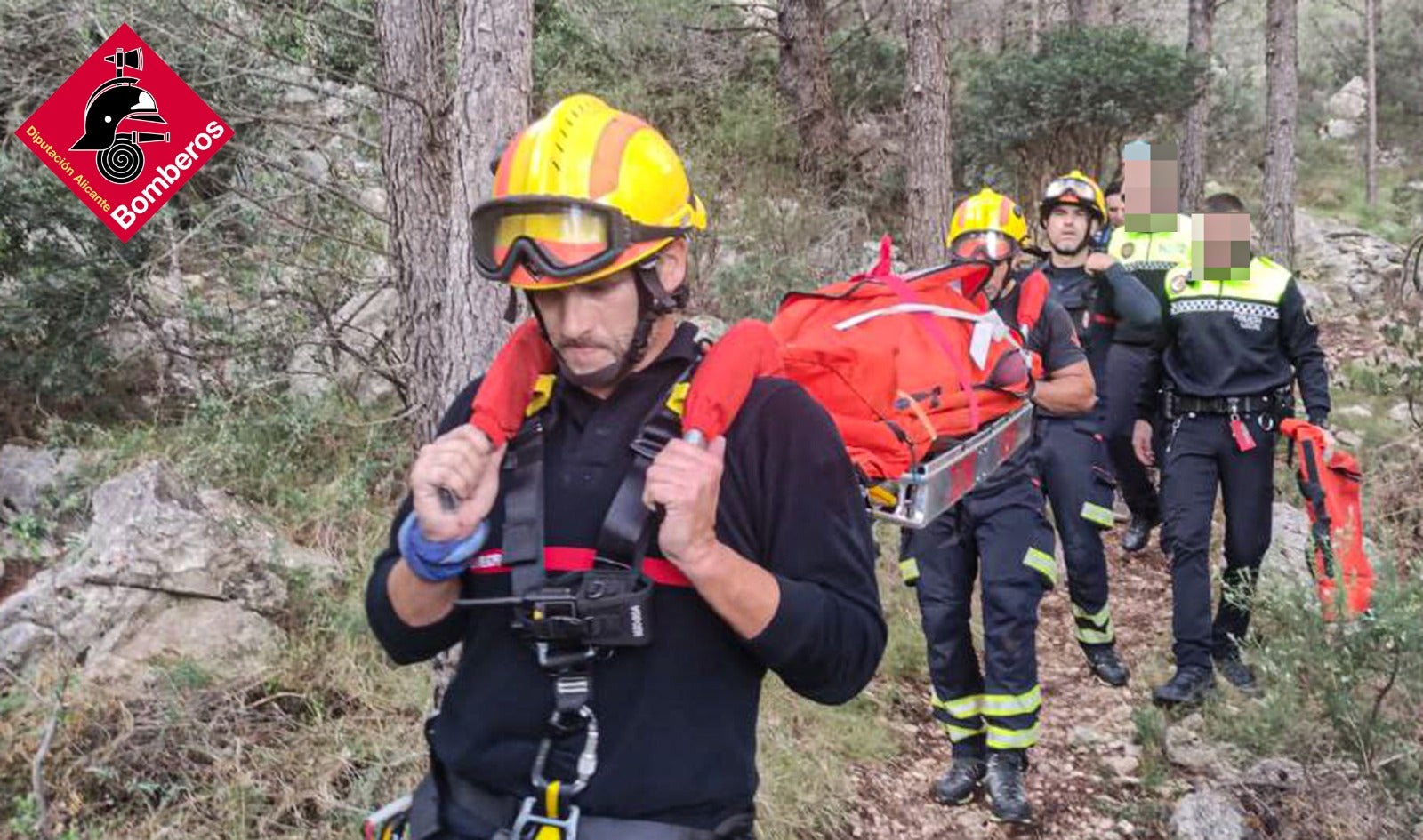 Los Bomberos asisten a un senderista en el monte Ponoig Los Bomberos asisten a un senderista en el monte Ponoig
