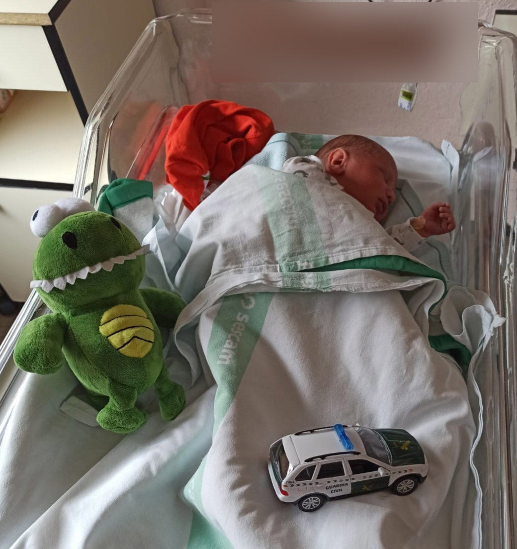 La Guardia Civil escolta el vehículo donde una mujer que dio a luz en el trayecto desde su casa hasta el hospital La Guardia Civil escolta el vehículo donde una mujer que dio a luz en el trayecto desde su casa hasta el hospital