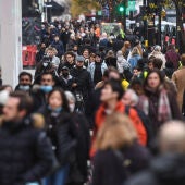 Imagen de archivo de una multitud de personas caminando por la calle