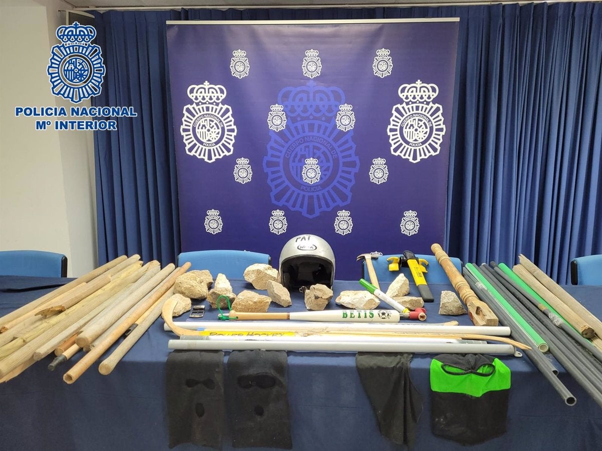 La Policía evita una batalla campal entre ultras del Betis y del Sevilla La Policía evita una batalla campal entre ultras del Betis y del Sevilla