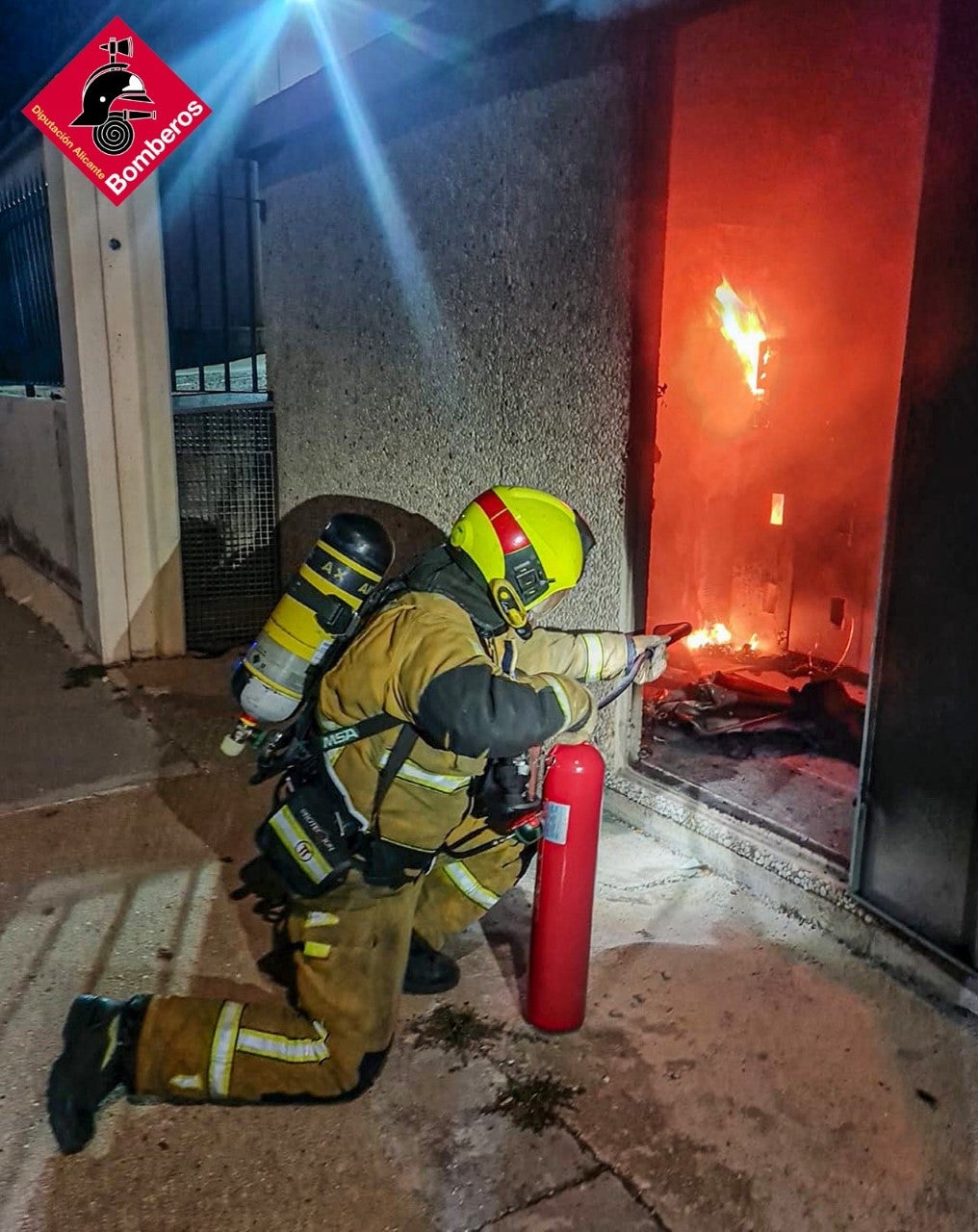 El incendio en un transformador afecta a una nave industrial del polígono Salinetas de Petrer El incendio en un transformador afecta a una nave industrial del polígono Salinetas de Petrer