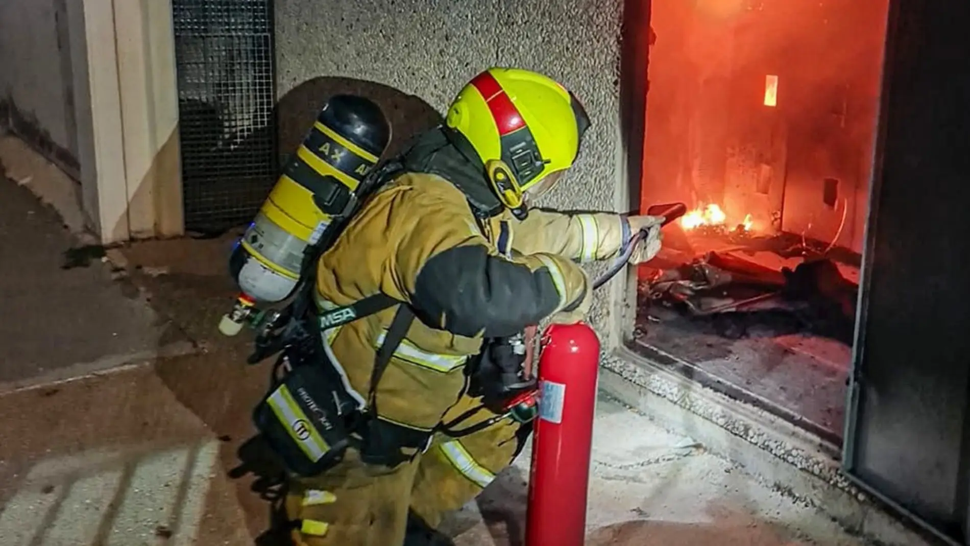 Un bombero en las labores de extinción del incendio en un transformador del polígono Salinetas de Petrer.
