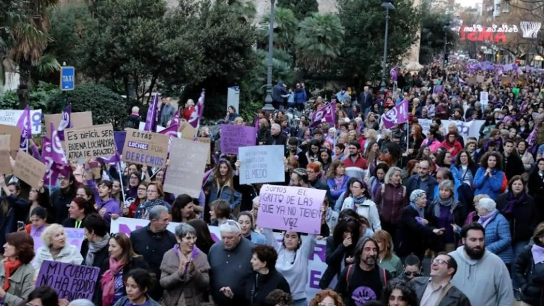 iles de personas durante la manifestación convocada en Valencia por la Coordinadora Feminista para celebrar el Día Internacional de la Mujer 