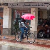 Gente con paraguas protegiéndose de la lluvia