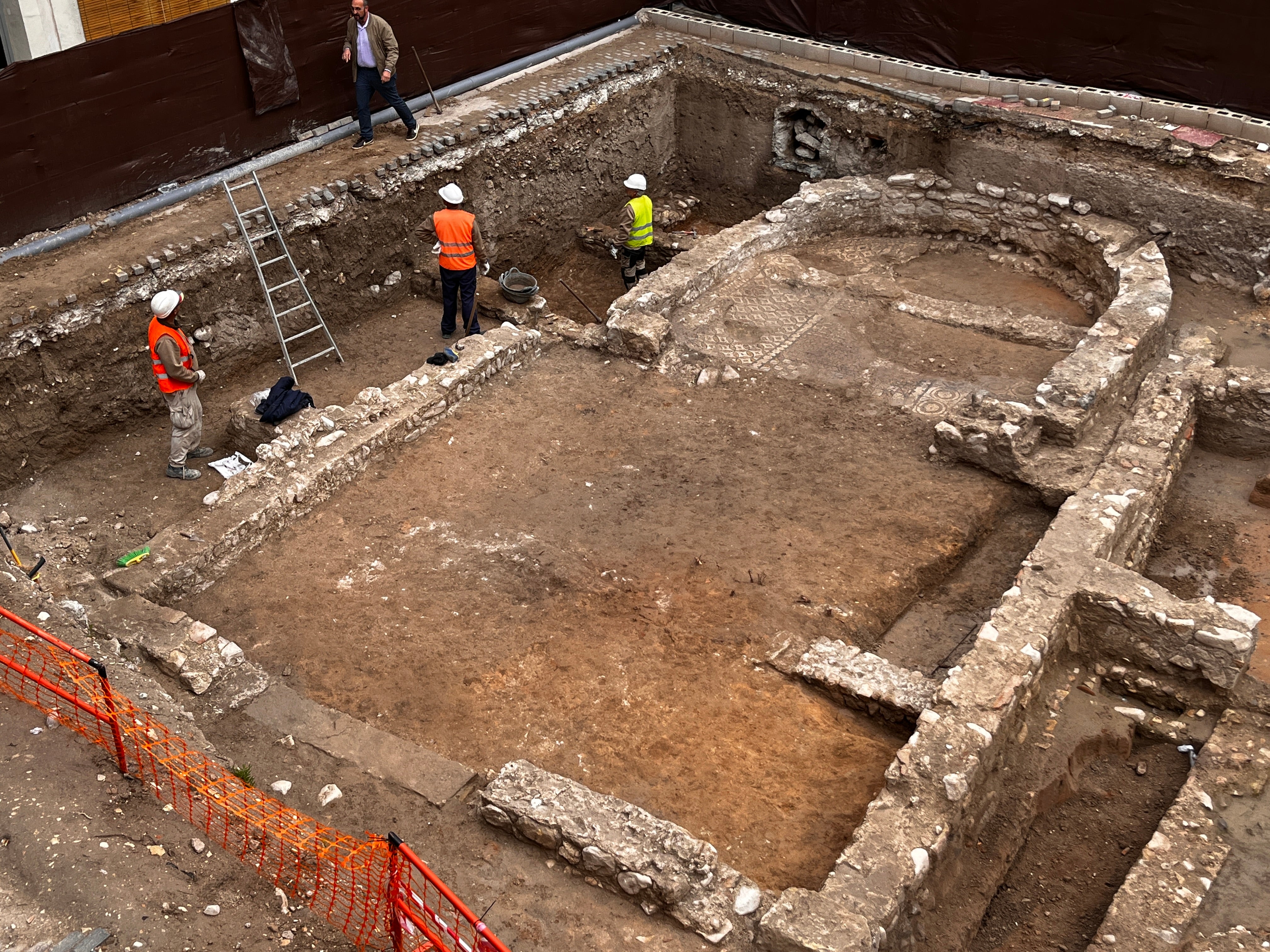 Hallan en la Plaça de Baix de Petrer los restos de una basílica de la época romana Hallan en la Plaça de Baix de Petrer los restos de una basílica de la época romana