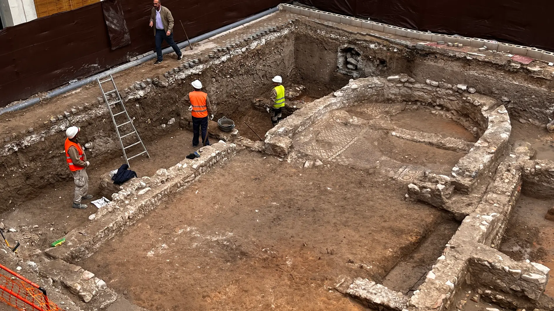 Retos lo que se cree podría haber sido una basílica romana que se han hallado en las excavaciones arqueológicas en la Plaça de Baix de Petrer.