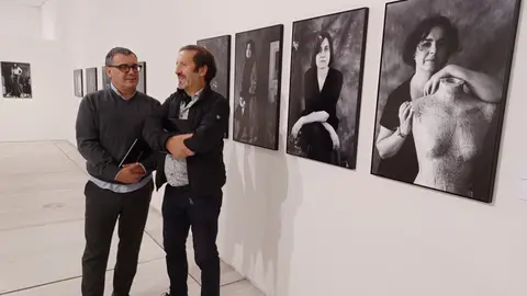 O fotógrafo estradense Anxo Cabada co director José Manuel Rey A mostra "Sombras Atlánticas. Retratos da arte galega" que ata o 15 de xaneiro permanece no Edificio Castelao do Museo de Pontevedra.