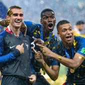 Griezmann, Pogba y Mbappé tras la final del Mundial Rusia 2018 ante Croacia