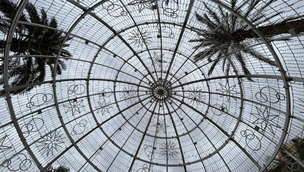 Vista interior de la gran Bola de Navidad 