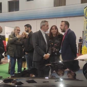 Jesús Martín charla con uno de los expositores del Salón del Automóvil y el Salón del Vehículo de Ocasión Jesús Martín charla con uno de los expositores del Salón del Automóvil y el Salón del Vehículo de Ocasión