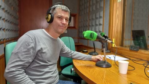 Marc Rahola en los estudios de Onda Cero Ibiza y Formentera