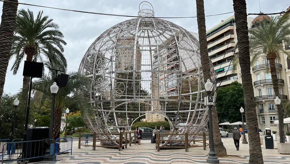 Bola de Navidad de 12 metros instalada en la Explanada de España