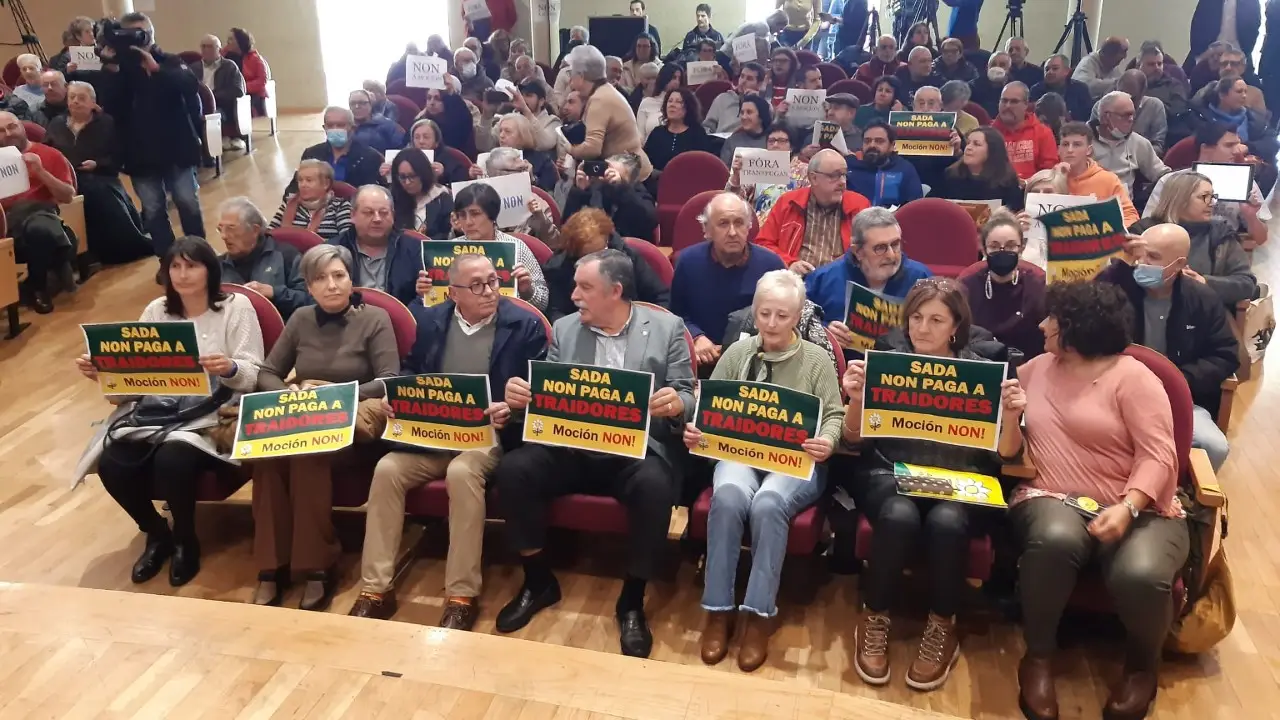 Imagen del ambiente en el que transcurrió el pleno en el concello de Sada. Onda Cero. Imagen del ambiente en el que transcurrió el pleno en el concello de Sada. Onda Cero.