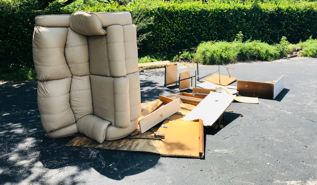 Muebles y enseres “olvidados” en las calles de Vitoria Muebles y enseres “olvidados” en las calles de Vitoria