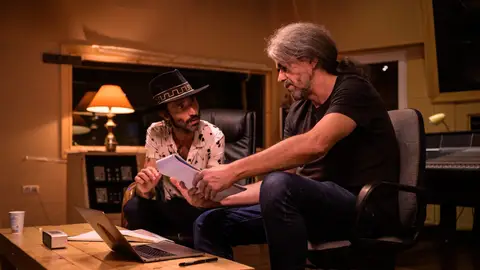 Leiva y Fernando León de Aranoa, durante el proceso de trabajo del documental 'Sintiéndolo mucho' Leiva y Fernando León de Aranoa, durante el proceso de trabajo del documental 'Sintiéndolo mucho'