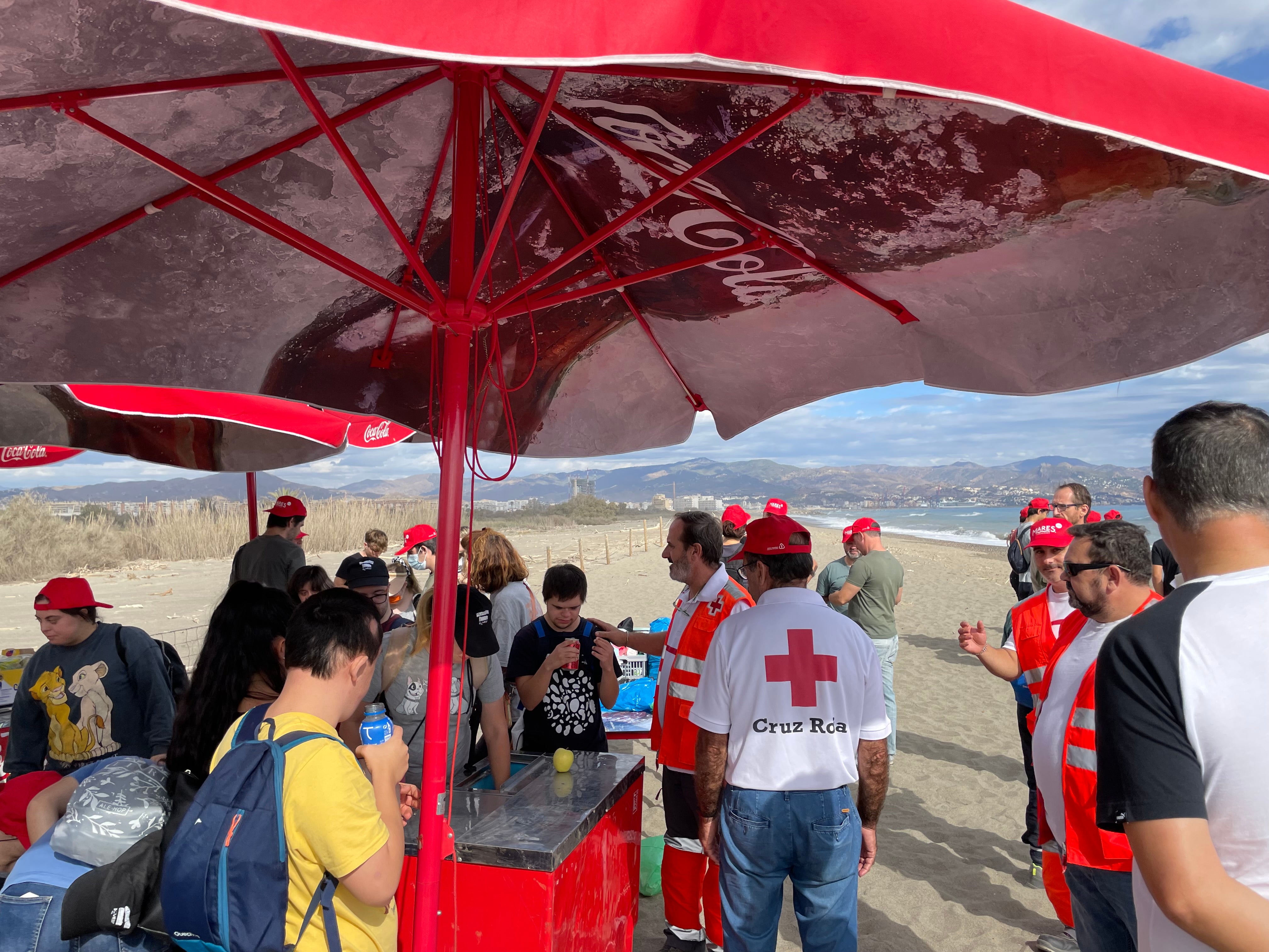 100 voluntarios limpian la playa de la Desembocadura del Guadalhorce 100 voluntarios limpian la playa de la Desembocadura del Guadalhorce