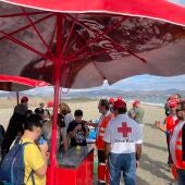 100 voluntarios limpian la playa de la Desembocadura del Guadalhorce