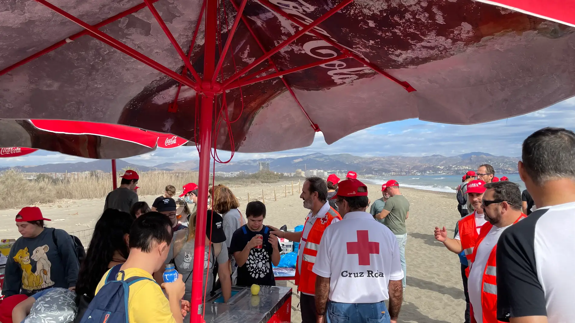 100 voluntarios limpian la playa de la Desembocadura del Guadalhorce