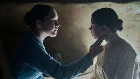 Las actrices Florence Pugh y K&iacute;la Lord Cassidy, en una imagen promocional de la pel&iacute;cula 'El prodigio'