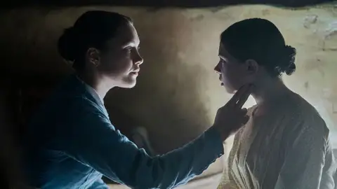 Las actrices Florence Pugh y Kíla Lord Cassidy, en una imagen promocional de la película 'El prodigio' Las actrices Florence Pugh y Kíla Lord Cassidy, en una imagen promocional de la película 'El prodigio'