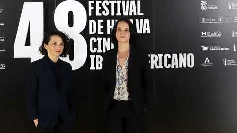 La directora Manuela Martelli y la actriz Aline Küppenheim, en el photocall de clausura del 48 Festival de Huelva La directora Manuela Martelli y la actriz Aline Küppenheim, en el photocall de clausura del 48 Festival de Huelva