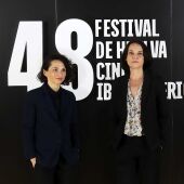 La directora Manuela Martelli y la actriz Aline Küppenheim, en el photocall de clausura del 48 Festival de Huelva