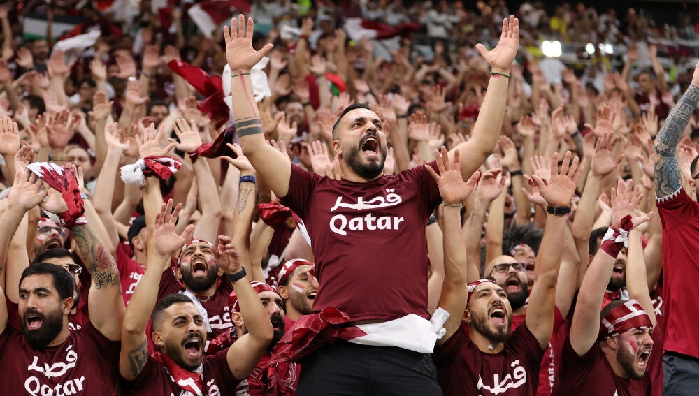 Afición de Qatar en el partido inaugural del Mundial