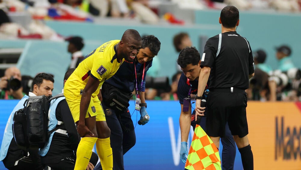 Enner Valencia se duele la rodilla en el Qatar - Ecuador