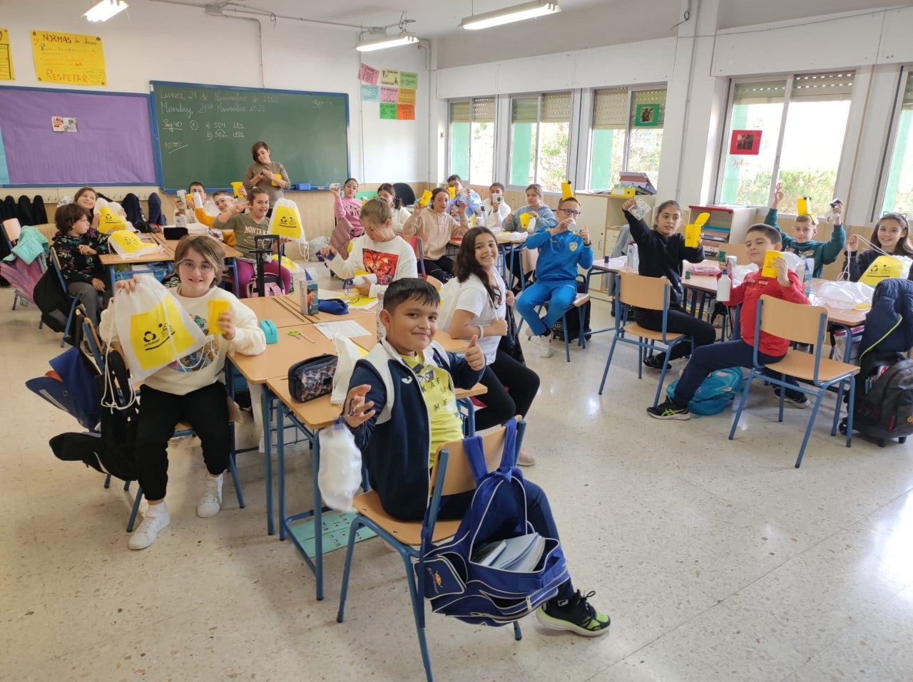 El micrófono de Onda Cero Marbella visita el CEIP Federico García Lorca para hablar sobre la importancia del reciclaje El micrófono de Onda Cero Marbella visita el CEIP Federico García Lorca para hablar sobre la importancia del reciclaje