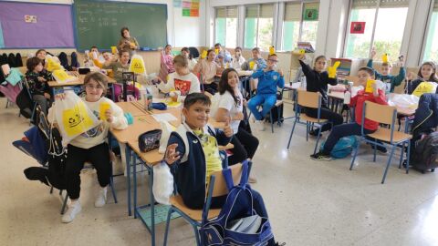 Alumnos y alumnas del CEIP Federico Garc&iacute;a Lorca durante el 'Taller de reciclaje'