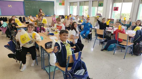 Alumnos y alumnas del CEIP Federico García Lorca durante el 'Taller de reciclaje' Alumnos y alumnas del CEIP Federico García Lorca durante el 'Taller de reciclaje'